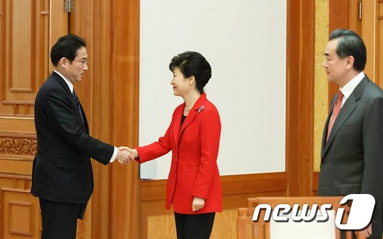(서울=뉴스1) 이광호 기자 = 박근혜 대통령이 21일 오후 청와대에서 제7차 한·일·중 외교장관회의 참석차 방한한 기시다 후미오(왼쪽) 일본 외무대신과 왕이(오른쪽) 중국 외교부 …