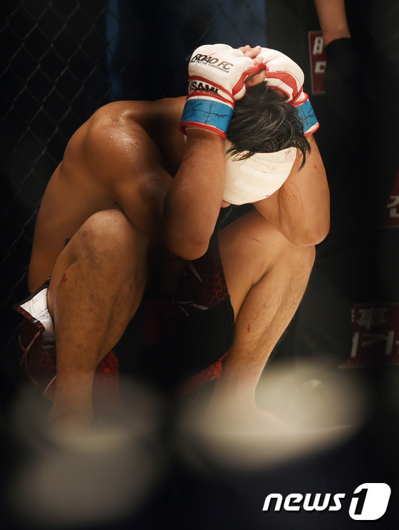 (서울=뉴스1스포츠) 권현진 기자 = 많이 준비했는데...격투기 선수 이광희가 21일 오후 서울 장충체육관에서 열린 \'굽네치킨 로드FC 022\' 권아솔과의 챔피언 결정전에서 과 …