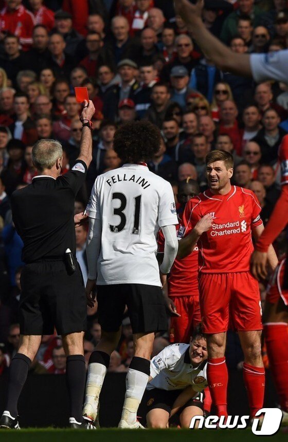 본문 이미지 - 리버풀의 영웅 스티븐 제라드의 마지막 노스웨스트 더비는 악몽이 됐다. 45분을 불태우려고 들어왔는데 45초만에 퇴장 당했다. ⓒ AFP=News1