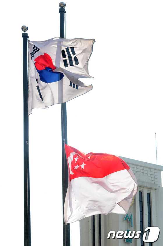 (서울=뉴스1) 민경석 기자 = 리콴유(李光耀) 싱가포르 초대총리가 타계한 23일 오후 서울 중구 태평로 주한싱가포르대사관 앞 국기게양대에 싱가포르 국기가 조기(弔旗) 계양 돼 있 …