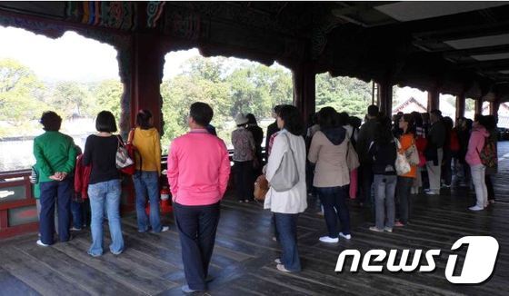 본문 이미지 - 경회루 내부 관람 모습. (문화재청 제공) ⓒ News1