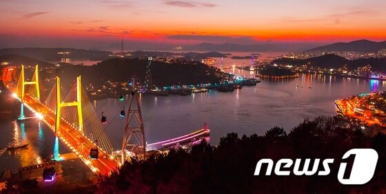 본문 이미지 - 여수밤바다와 해상케이블카(여수시 제공)