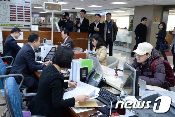 본문 이미지 - 안심전환대출이 출시된 24일 오전 서울 여의도 KB은행 본점에서 직원들이 안심전환대출 가입 희망 고객을 안내하고 있다.. 2015.3.24/뉴스1 ⓒ News1 정회성 기자