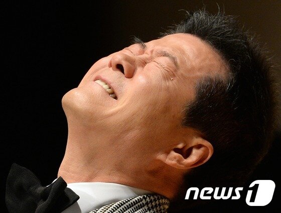 본문 이미지 - 가수 태진아가 24일 오후 서울 용산구청 대극장에서 자신의 억대 원정 도박설에 대해 해명하는 기자회견에서 눈물을 흘리고 있다. ⓒ News1