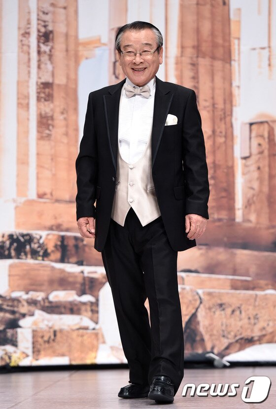 본문 이미지 - 순재우스 여행 잘 다녀 왔어요. 배우 이순재가 24일 오후 서울 여의도 63시티에서 열린 tvN &#39;꽃보다 할배&#39; 제작발표회에 참석해 포즈를 취하고 있다. ⓒ News1 권현진 기자