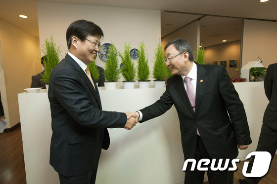 (서울=뉴스1) 신웅수 기자 = 최양희 미래창조과학부 장관(왼쪽)과 최성준 방송통신위원회 위원장이 24일 오후 경기도 의왕시 한정식당에서 열린 미래창조과학부-방송통신위원회 정책협력 …