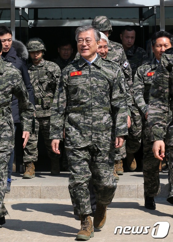 (서울=뉴스1) 한재호 기자 = 새정치민주연합 문재인 대표가 25일 경기도 김포시 해병대 제2사단 상륙돌격장갑차대대를 방문해 해병대 군복으로 갈아입고 부대를 둘러보고 있다.  20 …