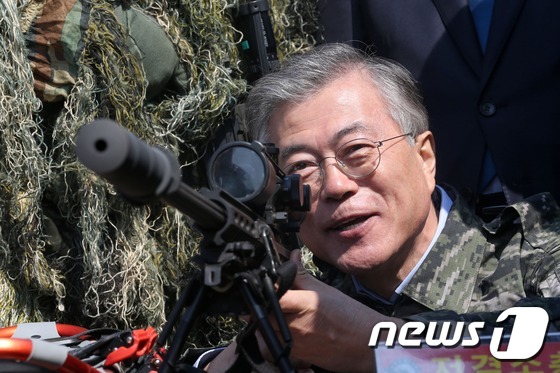 (서울=뉴스1) 한재호 기자 = 새정치민주연합 문재인 대표가 25일 경기도 김포시 해병대 제2사단 상륙돌격장갑차대대를 방문해 저격용 소총을 살펴보고 있다. 2015.3.25/뉴스1 …