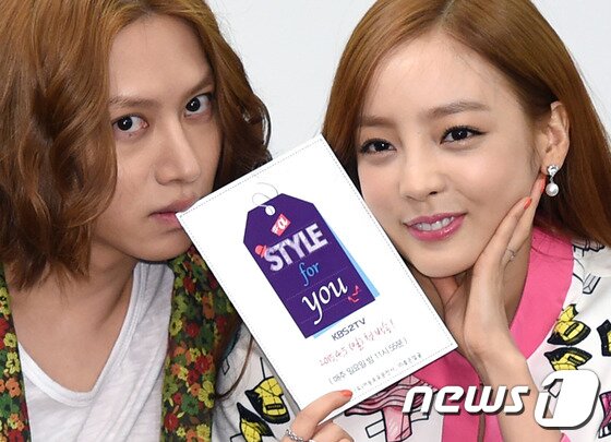 본문 이미지 - 희철과 구하라(오른쪽)가 25일 오후 서울 드레스가든에서 열린 KBS 2TV 글보벌 리퀘스트쇼 "어 스타일 포 유" 제작발표회에 참석해 매력을 발산하고 있다. ⓒ News1 스포츠 / 권현진 기자