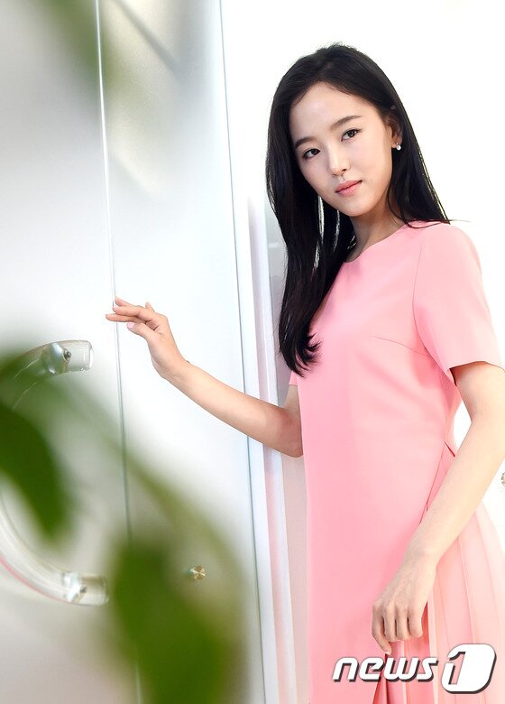 본문 이미지 - 배우 강한나가 신사동 가로수길 네일샵 네일닥터에서 진행된 인터뷰에서 연기자가 된 계기가 어머니의 권유 덕분이었다고 털어놨다. ⓒ News1 스포츠 / 권현진 기자