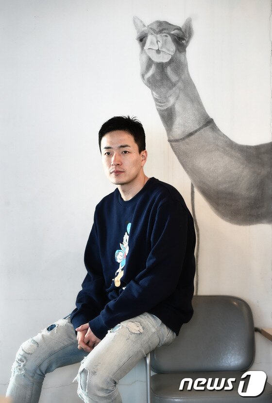 본문 이미지 - 이병헌 감독이 최근 삼청동의 한 카페에서 진행된 인터뷰에서 영화 '스물' 속 클라이맥스인 소소반점 시퀀스 촬영 비화를 들려줬다. ⓒ News1 스포츠 / 권현진 기자