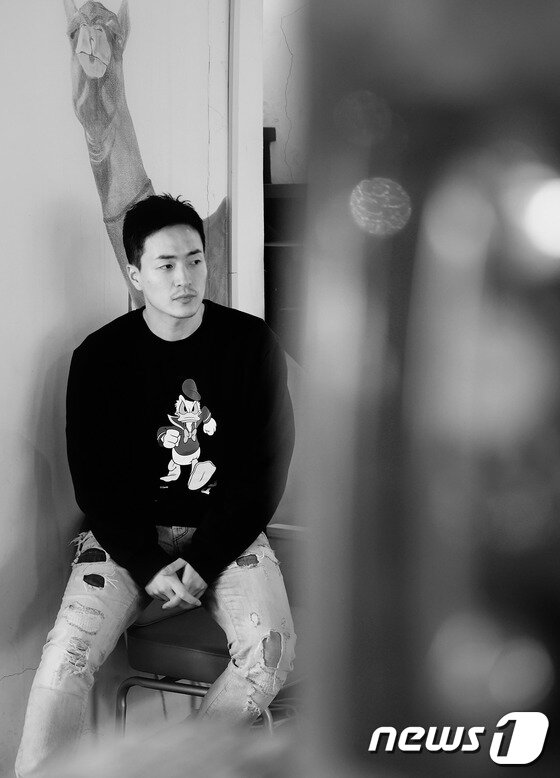 본문 이미지 - 이병헌 감독이 최근 삼청동의 한 카페에서 진행된 인터뷰에서 영화 '스물' 속 치호와 동우, 경재 이름에 얽힌 비화를 공개했다. 그는 "치호는 군대에 있던 선임의 이름이다. 이름이 예뻐서 기억하고 있었고 동우와 경재는 실제 내 친구 이름"이라고 했다. ⓒ News1 스포츠 / 권현진 기자