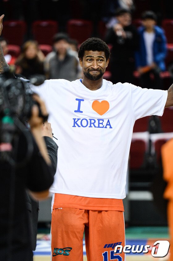본문 이미지 - 인천 전자랜드의 "캡틴" 리카르도 포웰이 25일 열린 2014-15 KCC 프로농구 4강 플레이오프 4차전 원주 동부와의 경기에서 'I Love Korea'라는 문구가 쓰인 티셔츠를 입고 관중들의 환호에 보답하고 있다. (사진-KBL 제공)ⓒ News1