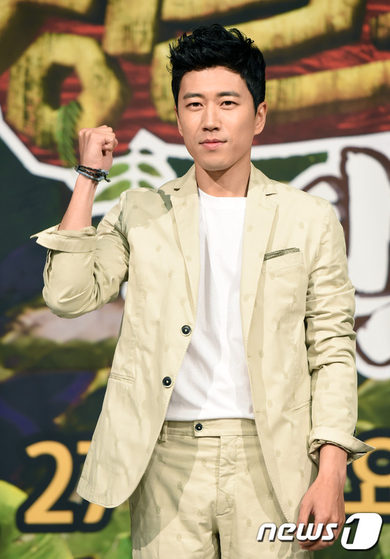 (서울=뉴스1스포츠) 권현진 기자 = 내가 바로 감성 로봇.배우 장수원이 26일 오전 서울 마리나 클럽에서 열린 '정글의 법칙 인도차이나' 제작발표회에 참석해 포즈를 취하고 있다. …