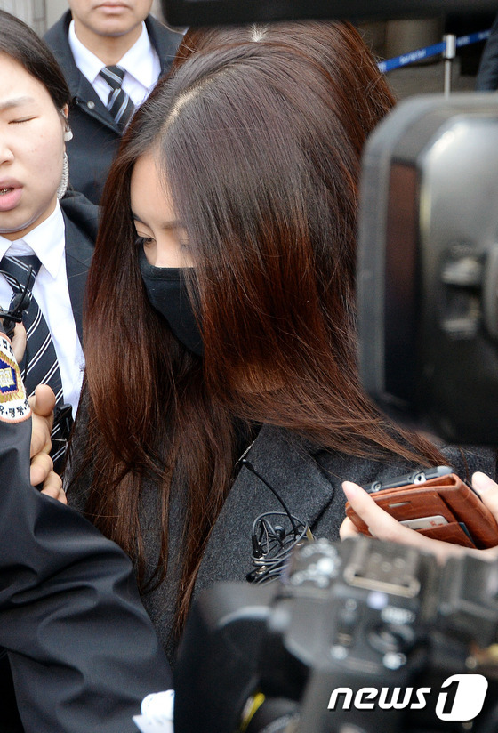 (서울=뉴스1) 윤혜진 기자 = 걸그룹 글램 멤버 다희가 26일 오전 항소심을 마치고 서울중앙지법을 나서고 있다. 걸그룹 글램 멤버 다희는 모델 이지연과 함께 배우 이병헌에게 50 …