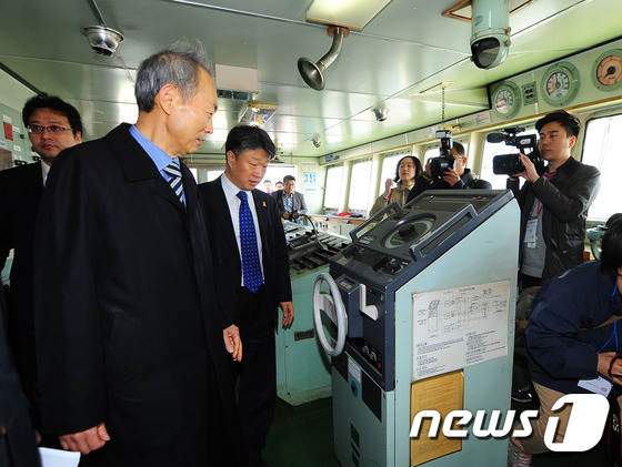 (인천=뉴스1) 안은나 기자 = 세월호특별조사위원회 위원들이 26일 오후 인천항에 정박중인 세월호의 쌍둥이 선박 오하마나호 조타실에서 조타장치를 확인하고 있다. 2015.3.26/ …