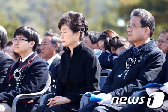 박근혜 대통령이 26일 오전 국립 대전현충원에서 열린 천안함 용사 제5주기 추모식에 참석하고 있다. (청와대) 2015.3.26/뉴스1 © News1 이광호 기자