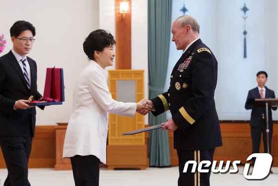박근혜 대통령, 뎀프시 美 함참의장에게 통일장 수여