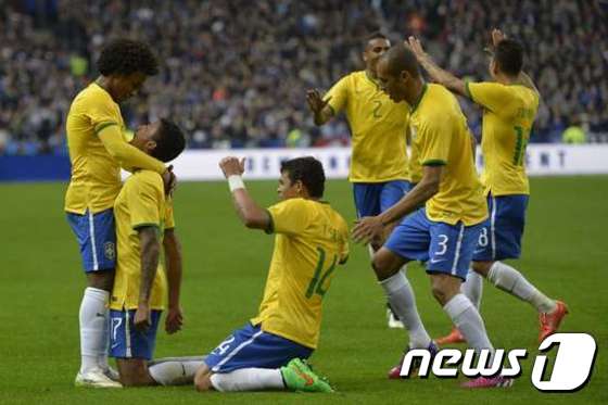 브라질의 미드필더 루이스 구스타보가 27일(한국시간) 파리에서 열린 프랑스와의 경기에서 팀의 세번째 골을 터뜨린 뒤 동료들과 기뻐하고 있다. 이 날 브라질은 3-1 역전승을 거두며 월드컵 후 7연승을 이어갔다. © AFP=News1
