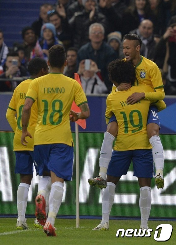 브라질의 네이마르가 27일(한국시간) 파리에서 열린 프랑스와의 경기에서 두번째 골을 기록한 뒤 세리머니를 펼치고 있다. 그 동안 최전방 공격수에 대한 고민을 하던 브라질은 프랑스를 맞이해 제로톱을 가동해 성공을 거뒀다. © AFP=News1