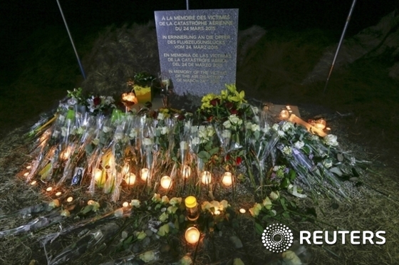독일 국적기항공사 루프트한자의 저가항공사 저먼윙스 9525편의 추락사고로 숨진 희생자를 위해 프랑스 르 베르네에 마련된 임시추모소가 26일(현지시간) 조화와 촛불로 둘러싸여 있다. 승객과 승무원 150명을 태우고 스페인 바르셀로나에서 독일 뒤셀도르프로 비행하던 에어버스의 젊은 부기장이 조종사석을 잠근 뒤 홀로 프랑스 알프스 산악지대로 비행기를 몰고가 충돌시켰다고 검사들이 이날 밝혔다. © News1 이기창