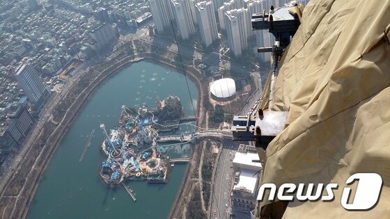 본문 이미지 - 26일 롯데월드타워 101층 공사현장에서 바라본 매직아일랜드.ⓒ News1