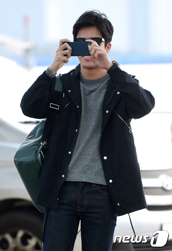 (인천공항=뉴스1스포츠) 권현진 기자 = 이 순간을 내 폰에.배우 하석진이 덱케 화보 촬영차 27일 오후 인천국제공항을 통해 LA로 출국하며 기념 촬영을 하고 있다.