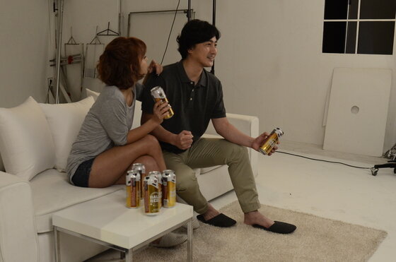 본문 이미지 - &acute;제 2의 정성기&acute;를 맞은 안정환이 k리그 공식 맥주인 볼비어 광고 모델로 촬영에 나섰다. ⓒ News1 스포츠 / 한국프로축구연맹 제공