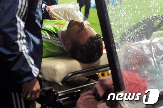 러시아 아킨페프 골키퍼가 28일(한국시간) 몬테네그로 포드고리차 스타디움에서 열린 유로축구선수권대회 몬테네그로와의 경기에서 관중이 던진 폭죽에 맞아 쓰러진 뒤 후송되고 있다. © AFP=News1