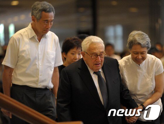 본문 이미지 - 헨리 키신저 전 미국 국무장관이 리콴유 조문을 위해 싱가포르를  직접 방문했다.  ⓒ AFP=뉴스1
