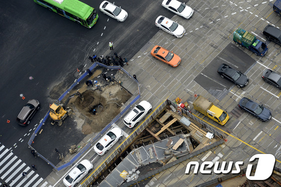 (서울=뉴스1) 안은나 기자 = 29일 오전 서울 강남구 삼성동 코엑스 사거리에 너비 약 1m, 깊이 약 30cm 규모의 싱크홀이 생겨 해당 차로 통행이 통제되고 있다. 이날 오전 …