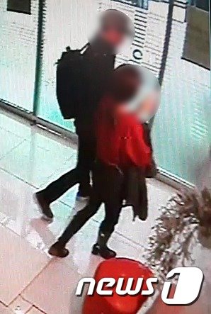 본문 이미지 - 지난 26일 오전 H양과 A 씨가 모텔방으로 향하는 모습. (관악경찰서 제공) 2015.3.29/뉴스1 ⓒ 뉴스1 DB