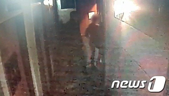 본문 이미지 - 피해자와 A 씨가 함께 모텔방에 들어가는 모습. (관악경찰서 제공) 2015.3.29/뉴스1 ⓒ 뉴스1 DB