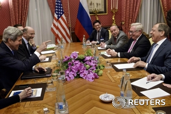 미국의 존 케리 국무장관(왼쪽)과 러시아의 세르게이 라브로프 외무장관(오른쪽)이 29일(현지시간) 스위스 로잔 소재 보 리바지 팰리스 호텔에서 이란 핵협상에 참여하고 있다. © News1