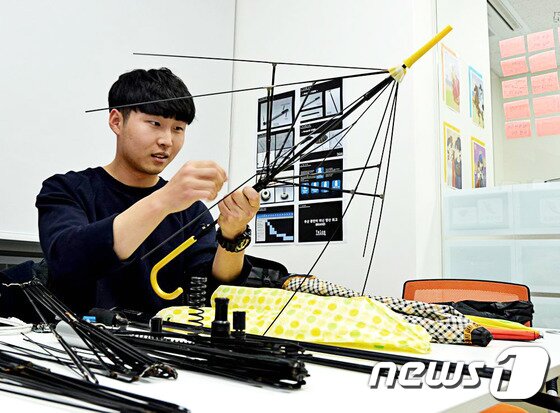 본문 이미지 - 효성이 주최한 창업혁신공모전에서 대상을 수상한 탄소섬유 우산ⓒ News1