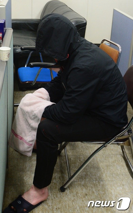 본문 이미지 - 성매매로 용돈을 벌던 10대 가출소녀를 모텔로 유인해 살해한 혐의를 받고 경찰에 붙잡힌 A 씨가 2015년 3월 30일 서울 관악경찰서에서 조사를 받고 있는 모습. 2015.3.30/뉴스1 ⓒ News1 DB