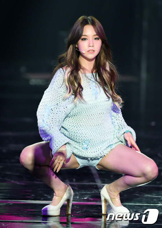 (서울=뉴스1스포츠) 권현진 기자 = 나도 여자예요~걸스데이 민아가 31일 오후 서울 상암동 SBS프리즘타워에서 생방송으로 열린 MTV의 ‘더 쇼 시즌4’(이하 더 쇼)에서 아찔한 …