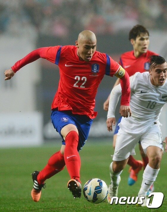 본문 이미지 - 31일 오후 서울월드컵경기장에서 열린 하나은행 초청 대한민국과 뉴질랜드의 축구국가대표 친선경기에서 차두리가 돌파를 하고 있다. 차두리는 이날 경기를 끝으로 국가대표팀을 은퇴했다. 2015.3.31/뉴스1 ⓒ News1 양동욱 기자