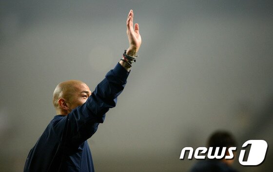 본문 이미지 - 축구대표팀 차두리가 31일 오후 마포구 상암동 서울월드컵경기장에서 열린 대한민국과 뉴질랜드의 평가전 종료 후 그라운드를 돌며 관중들에게 인사하고 있다. 2015.3.31/뉴스1 ⓒ News1 박정호 기자