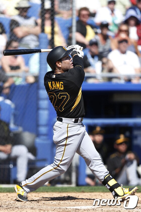 본문 이미지 - 10일(한국시간) 미국 오하이오주 신시내티의 그레이트 아메리칸 볼파크에서 열린 신시내티 레즈와의 원정경기에서 9회 말 대수비로 투입된 강정호. ⓒ News1 DB