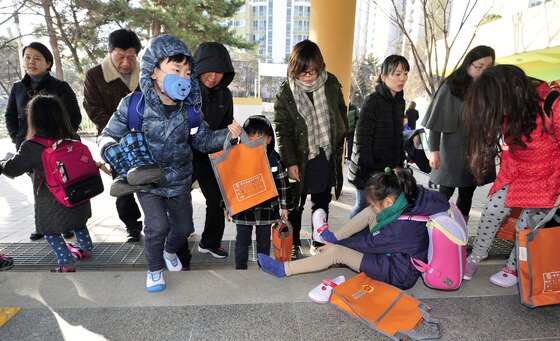 본문 이미지 - 보호자의 도움을 받으며 등교하는 초등학교 저학년 학생들 ⓒ News1 정훈진 기자