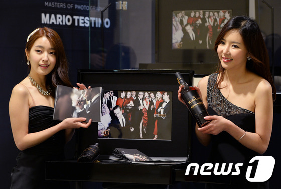 (서울=뉴스1) 신웅수 기자 = 4일 오전 서울 중구 소공동 신세계백화점 본점에서 모델들이 새로 출시된 싱글몰트 위스키 맥캘란 한정판 '마스터 오브 포토그라피 5'를 선보이고 있다 …