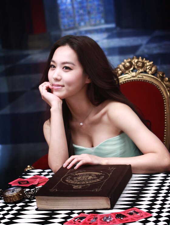 본문 이미지 - 배우 김희정의 근황이 공개돼 팬들의 눈길을 끌었다. ⓒ 뉴스1스포츠 / 스타쉽엔터테인먼트 공식 트위터