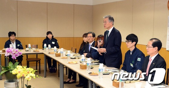 (청주=뉴스1) 장수영 기자 = 문재인 새정치민주연합 당대표가 5일 충북 청주시 오송읍 신풍제약을 방문해 임직원들과 오찬 간담회를 갖고 있다. 2015.3.5/뉴스1