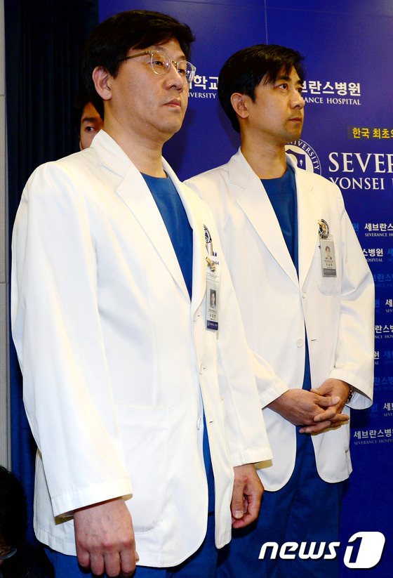 (서울=뉴스1) 박정호 기자 = 마크 리퍼트 주한미국대사가 얼굴, 손목 등에 피습을 당해 서울 신촌세브란스병원에서 수술을 받은 5일 오후 수술을 집도한 유대현 성형외과 교수와 최윤 …