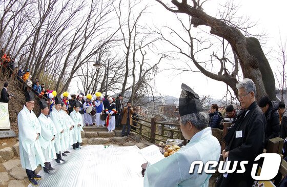 본문 이미지 - 전주 한옥마을 골목길 투어 - 오목대 당산나무 당산제. /뉴스1