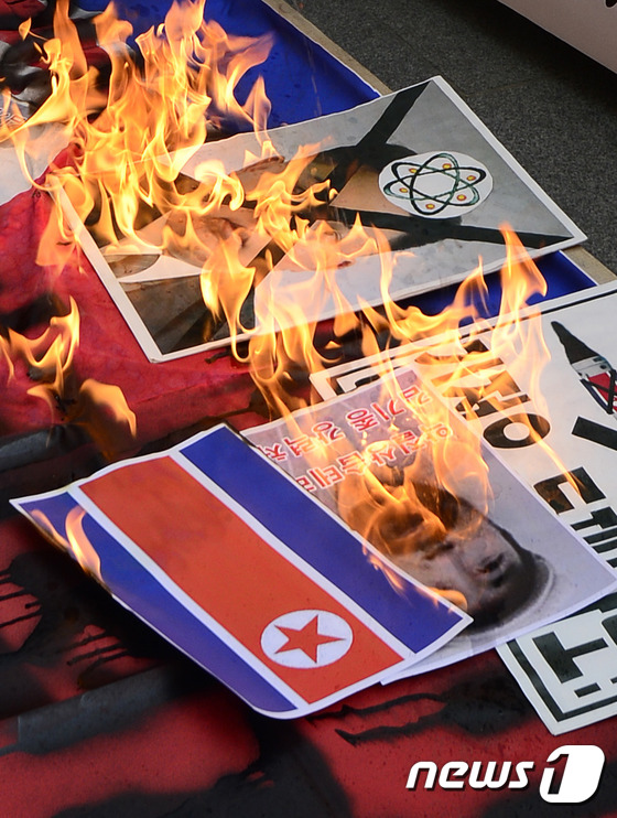 (서울=뉴스1) 박지혜 기자 = 마크 리퍼트 주한 미국대사 피습 사건이 발생한 5일 오후 서울 종로구 민화협 사무실 앞에서 대한민국어버이연합 등 보수단체 회원들이 김기종 우리마당 …