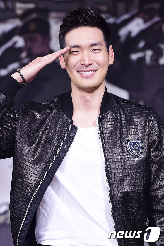 (서울=뉴스1스포츠) 김진환 기자 = 경례할 때 이빨 보이지 않습니다. 배우 정겨운이 6일 오후 서울 MBC 상암 신사옥에서 열린 ‘일밤-진짜사나이 시즌2’ 제작발표회에서 포즈를 …