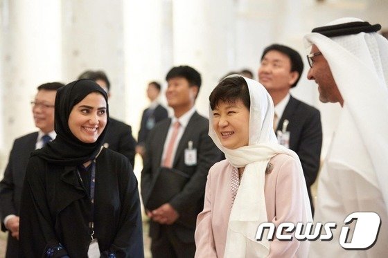 박근혜 대통령이 샤일라를 머리에 두르고 5일&#40;현지시간&#41; 오후 아부다비 그랜드 모스크를 방문해 관리소장의 설명을 들으며 시설물을 둘러보고 있다. &#40;청와대&#41; 2015.3.6/뉴스1 ⓒ News1 