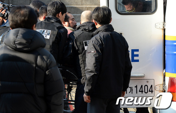 (서울=뉴스1) 윤혜진 기자 = 마크 리퍼트 주한 미국대사를 습격한 김기종 우리마당 독도지킴이 대표가 6일 오후 서울 중앙지법에 영장실질심사를 받기 위해 경찰차에서 내리고 있다. …